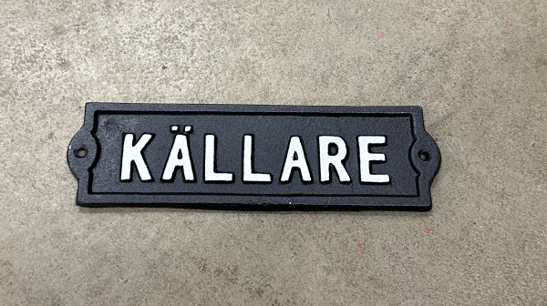Skylt KÄLLARE i järn