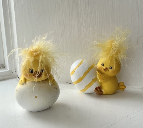Gul kyckling med ägg och påskdun