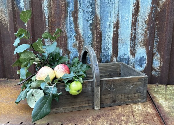 Stor trälåda / korg med handtag. För förvaring och dekoration. Tillverkad att se gammal och sliten ut med drivveds, rost och fab