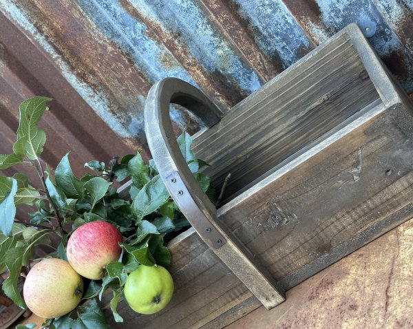 Stor trälåda / korg med handtag. För förvaring och dekoration. Tillverkad att se gammal och sliten ut med drivveds, rost och fab