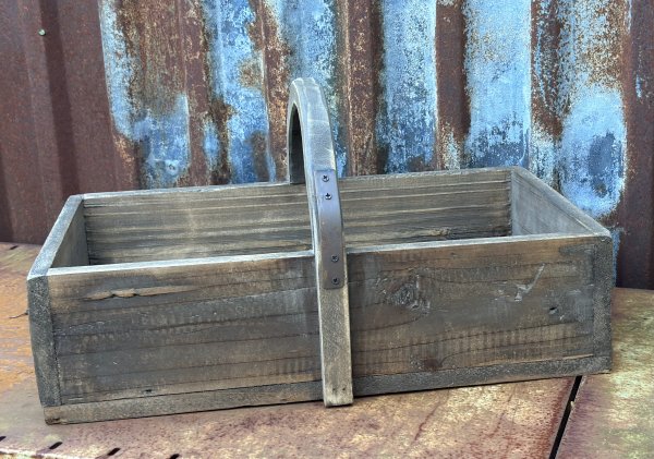 Stor trälåda / korg med handtag. För förvaring och dekoration. Tillverkad att se gammal och sliten ut med drivveds, rost och fab