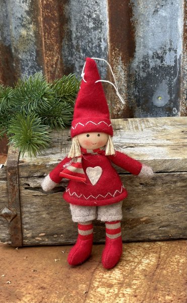 Jul och finter barn med röda luvor och filt kläder. Modell som kan hängas ( snöre i luvan ) Finns i två modeller -Pojke -Flick