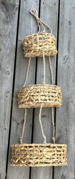 Praktisk och vacker förvaring. Hängde korg förvaring med tre korgar . I flätad modell med snöre. Praktisk då korgarna har platt