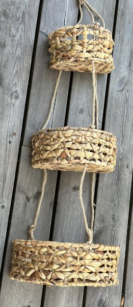 Praktisk och vacker förvaring. Hängde korg förvaring med tre korgar . I flätad modell med snöre. Praktisk då korgarna har platt