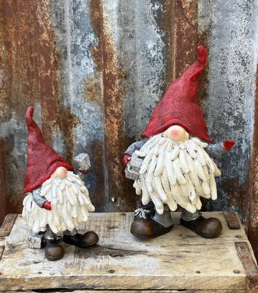 Söt och fin tomte med stort vitt skägg, röd luva och silver paket. Finns i två storlekar -Högre -Lägre Detaljrika och välarbe