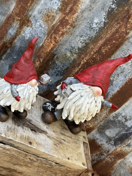 Söt och fin tomte med stort vitt skägg, röd luva och silver paket. Finns i två storlekar -Högre -Lägre Detaljrika och välarbe