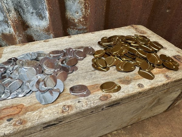 Student konfetti studenthattar i silver och guld 