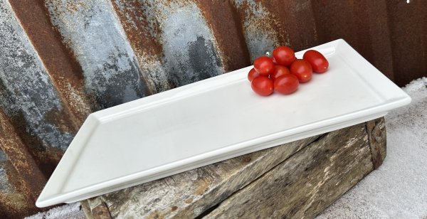 Avlång vit tallrik i porslin