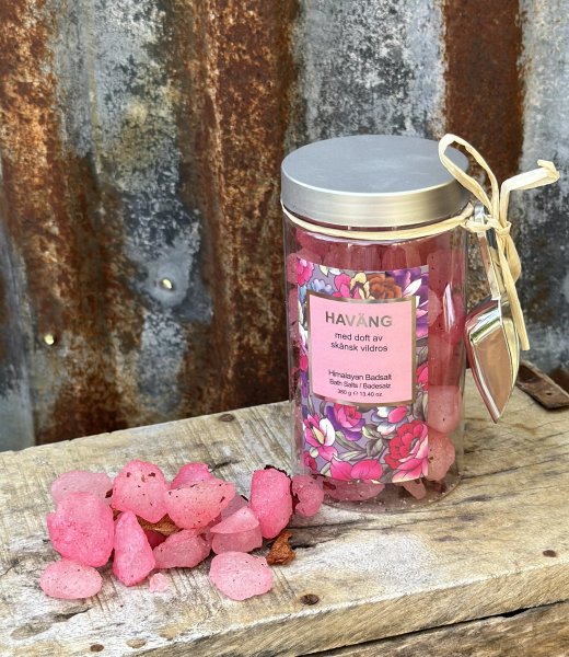 Badsalt Haväng med doft av rosor. Levereras i burk med lock och tillhörande skopa. Badsaltet har större saltbitar. Salt 300g