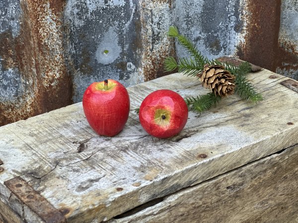 Rött mindre äpple i trä
