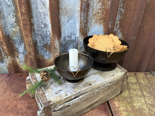 Skål och ljusstake i hamrad plåt
