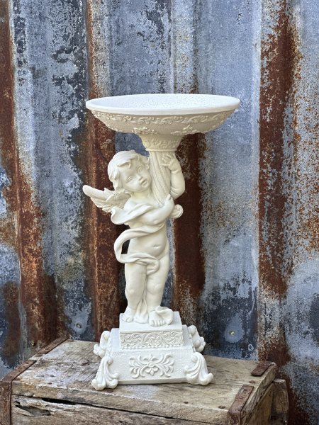 Vacker stor vit ängel på pedistal med fat 