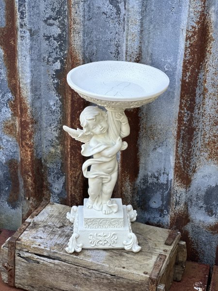 Vacker stor vit ängel på pedistal med fat 