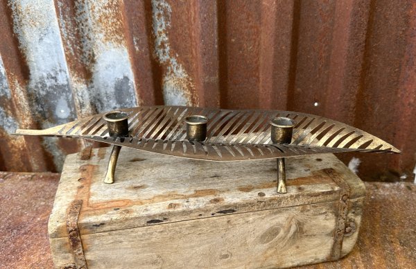 Elegant ljusstake löv i antik guld