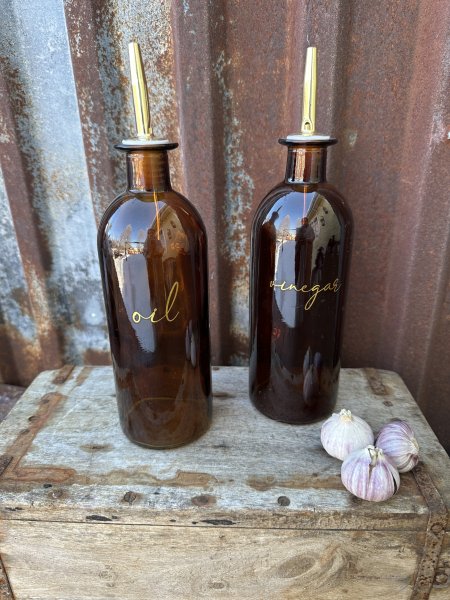 Flaska med pip till olja och vinäger i guld och brunt