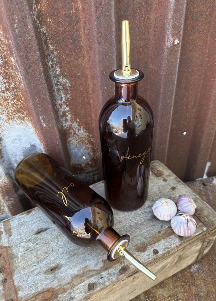 Flaska med pip till olja och vinäger i guld och brunt