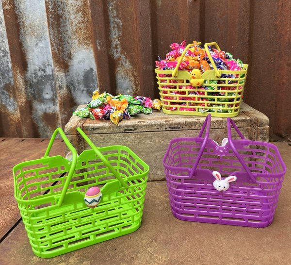 Färgglad korg med handtag med kanin kyckling och påskägg