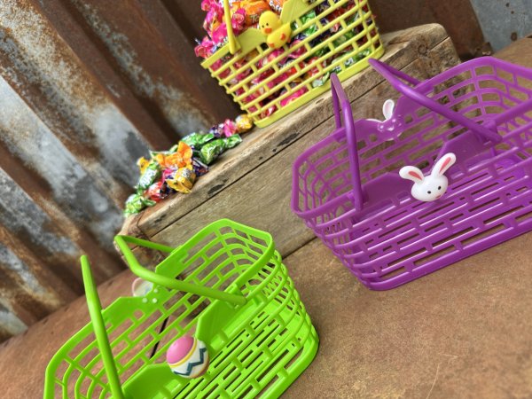 Färgglad korg med handtag med kanin kyckling och påskägg