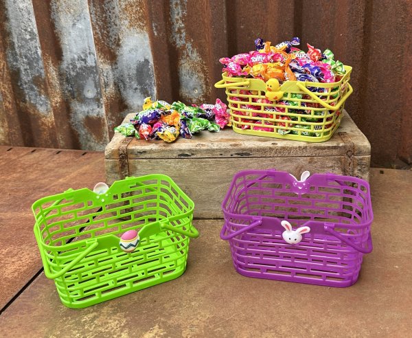 Färgglad korg med handtag med kanin kyckling och påskägg