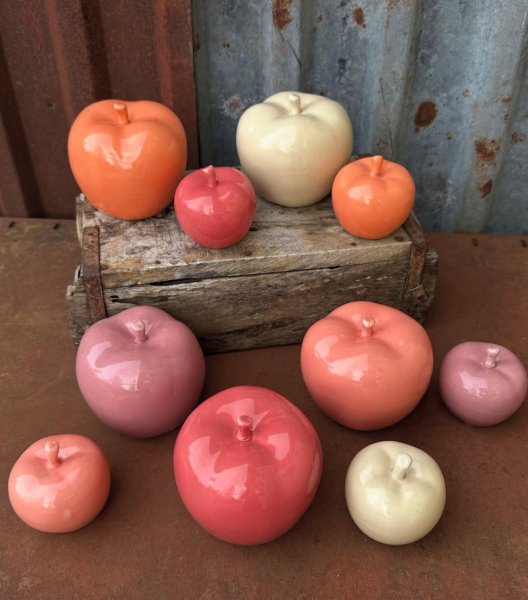 Färgglada äpplen i porslin