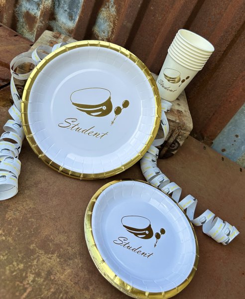 Student tallrikar assietter och muggar i vitt och guld 