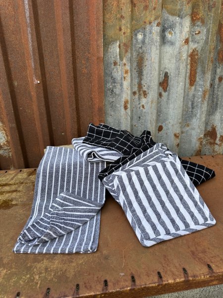 Kökshandduk och grytlapp svarta och vita nyanser 