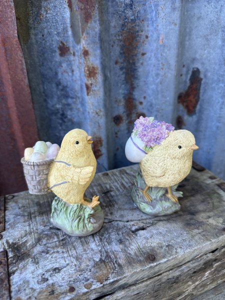 Gul kyckling med ägg och blomster korg 