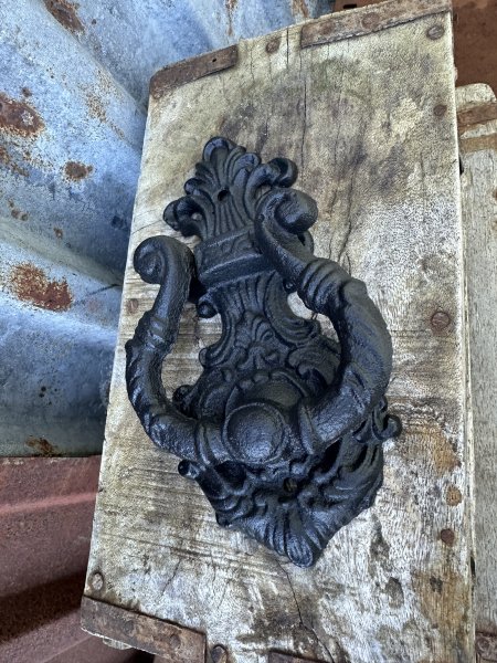 Dörrklapp / dörrkläpp i snirklig modell 