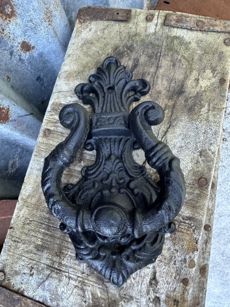 Dörrklapp / dörrkläpp i snirklig modell 