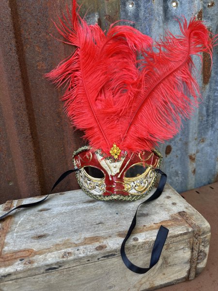 Mask teatermask med noter och röda fjädrar 