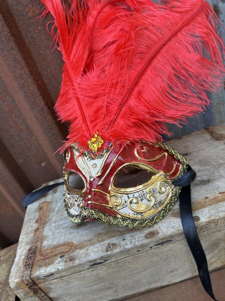 Mask teatermask med noter och röda fjädrar 