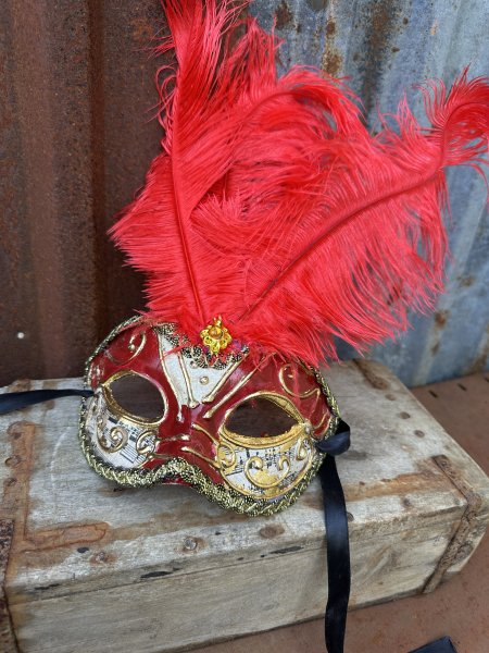 Mask teatermask med noter och röda fjädrar 