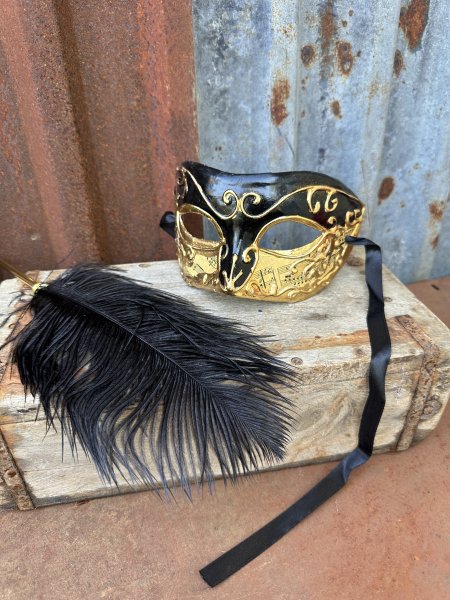 Mask teatermask med noter i svart och guld 