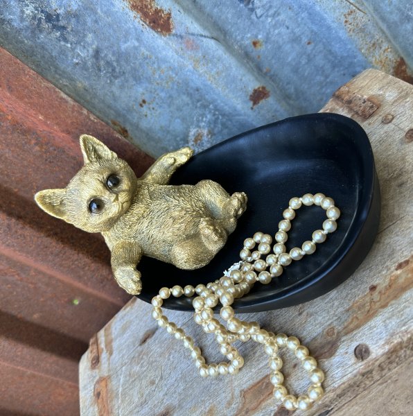 Svart skål med katt i guld
