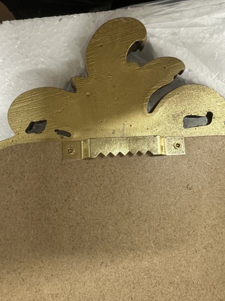 Vacker stor spegel med barock ram i antik guld