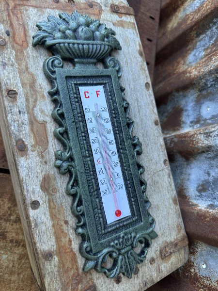 Vacker termometer i antik dekorera stil