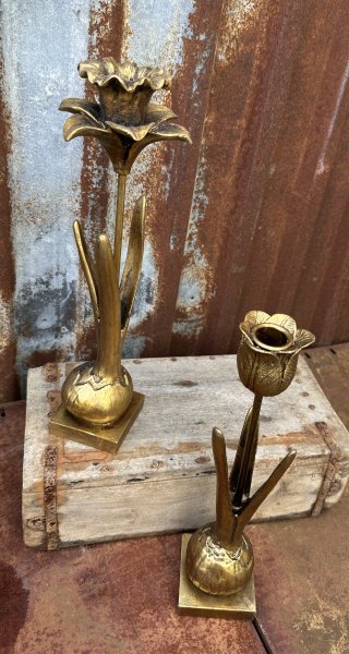 Vacker ljusstake blomma i guld