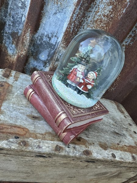 Snöglob på bokhög i rött och guld