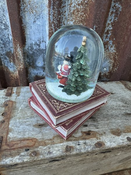 Snöglob på bokhög i rött och guld