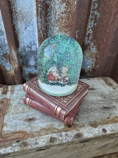 Snöglob på bokhög i rött och guld