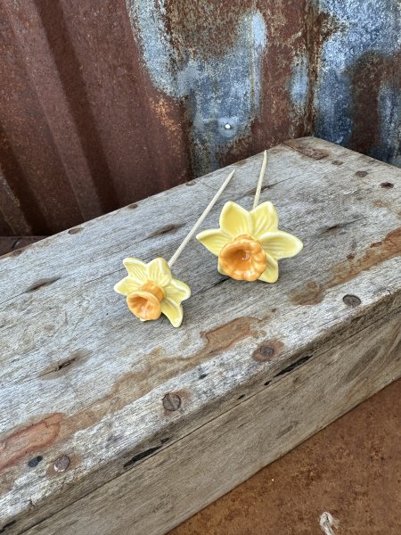 Påsklilja / narciss i porslin på stick att dekorera med