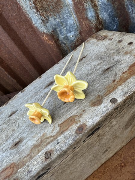 Påsklilja / narciss i porslin på stick att dekorera med