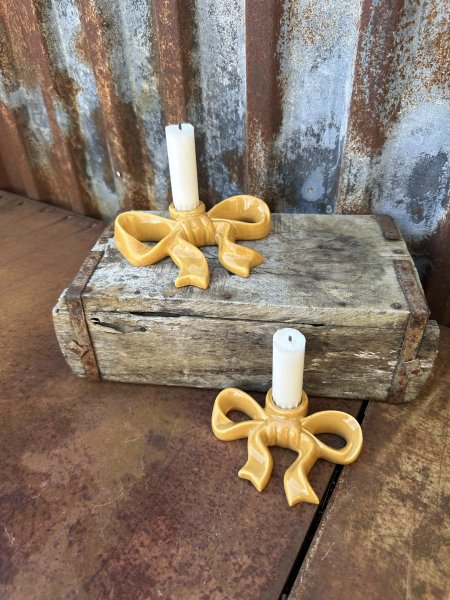 Rosett ljusstake i mjuk ockra nyans