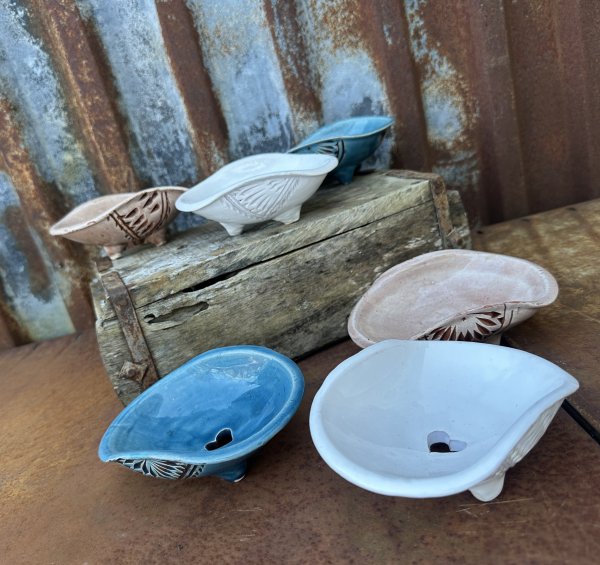 Spansk handgjord skål på tassar med vackert mönster