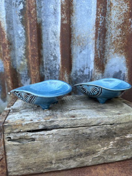 Spansk handgjord skål på tassar med vackert mönster