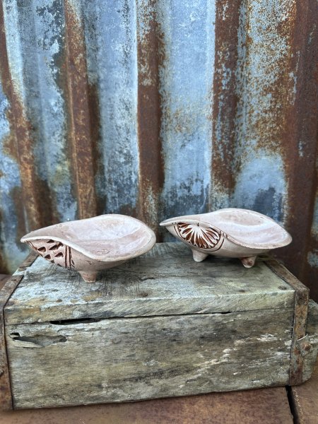 Spansk handgjord skål på tassar med vackert mönster