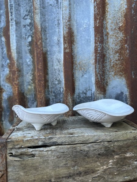 Spansk handgjord skål på tassar med vackert mönster