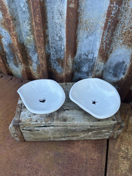 Spansk handgjord skål på tassar med vackert mönster