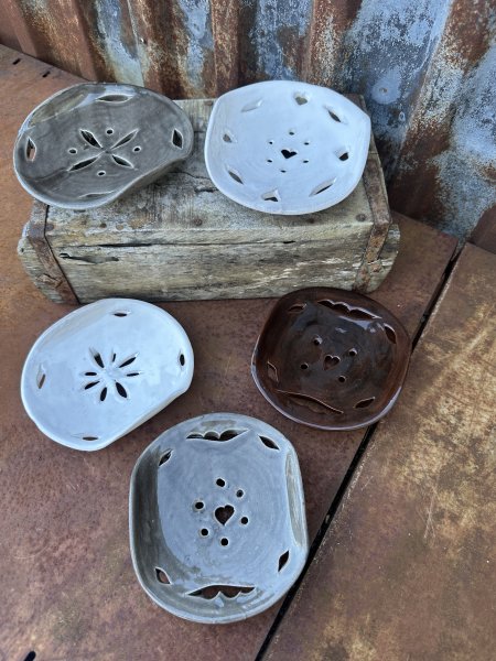 Spansk handgjord skål / fat med vackert mönster