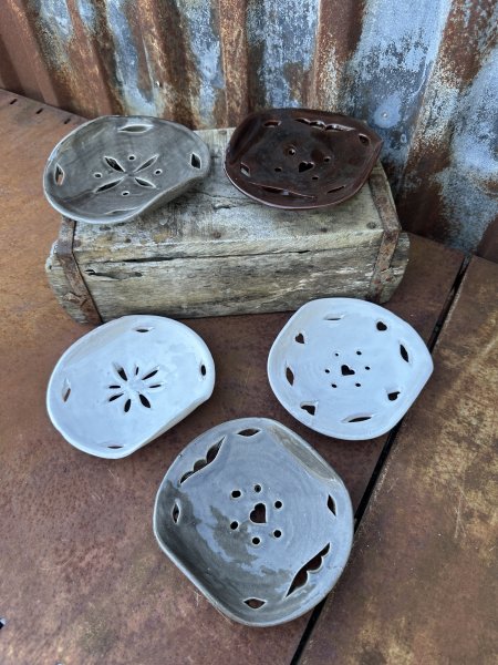 Spansk handgjord skål / fat med vackert mönster